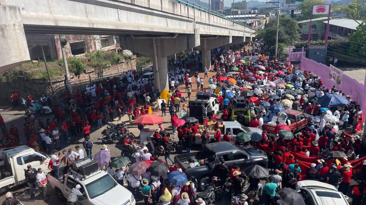 Fuera políticos, le gritan a Mel Zelaya en movilización del Día del Trabajador en Tegucigalpa