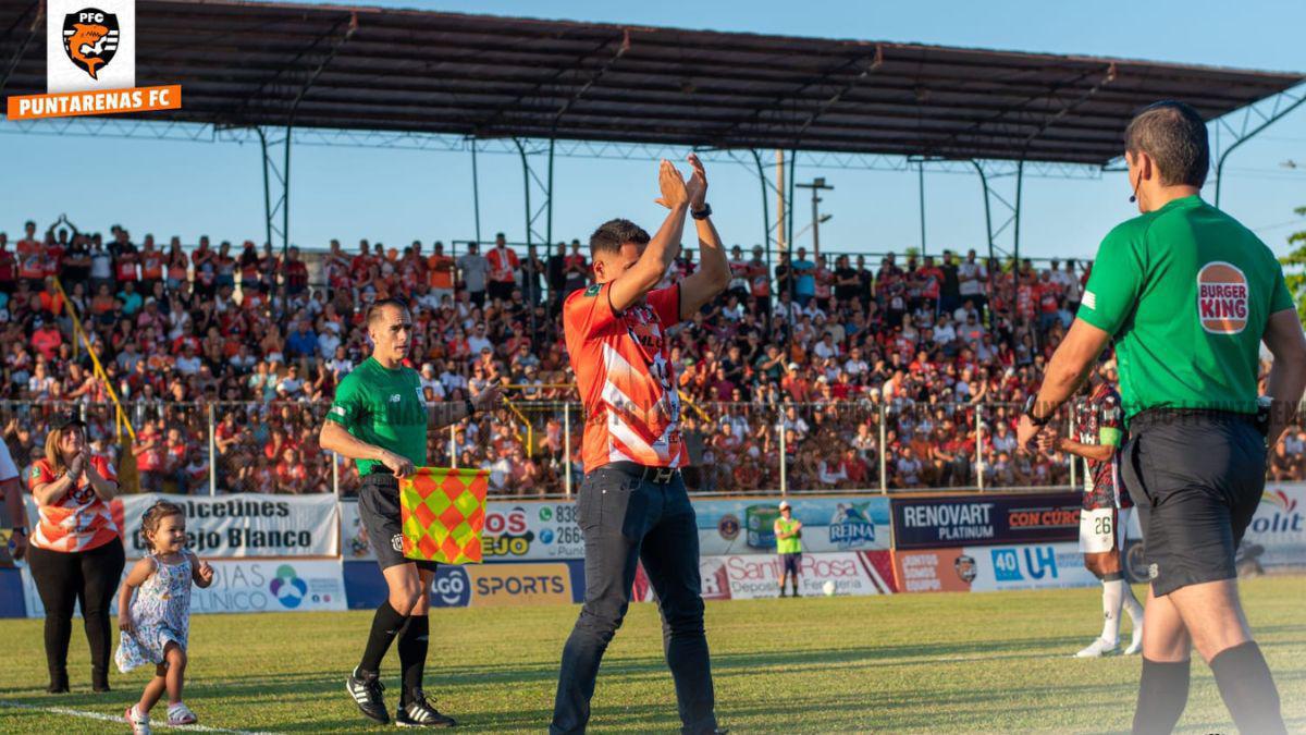 El pasado 13 de febrero, el club de la primera división de Costa Rica, emitió un comunicado en el que indicaba que el delantero hondureño había decidido retirarse por un momento del fútbol.