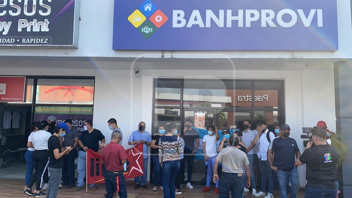 Simpatizantes de Libre en las afueras de Banhprovi en La Ceiba.