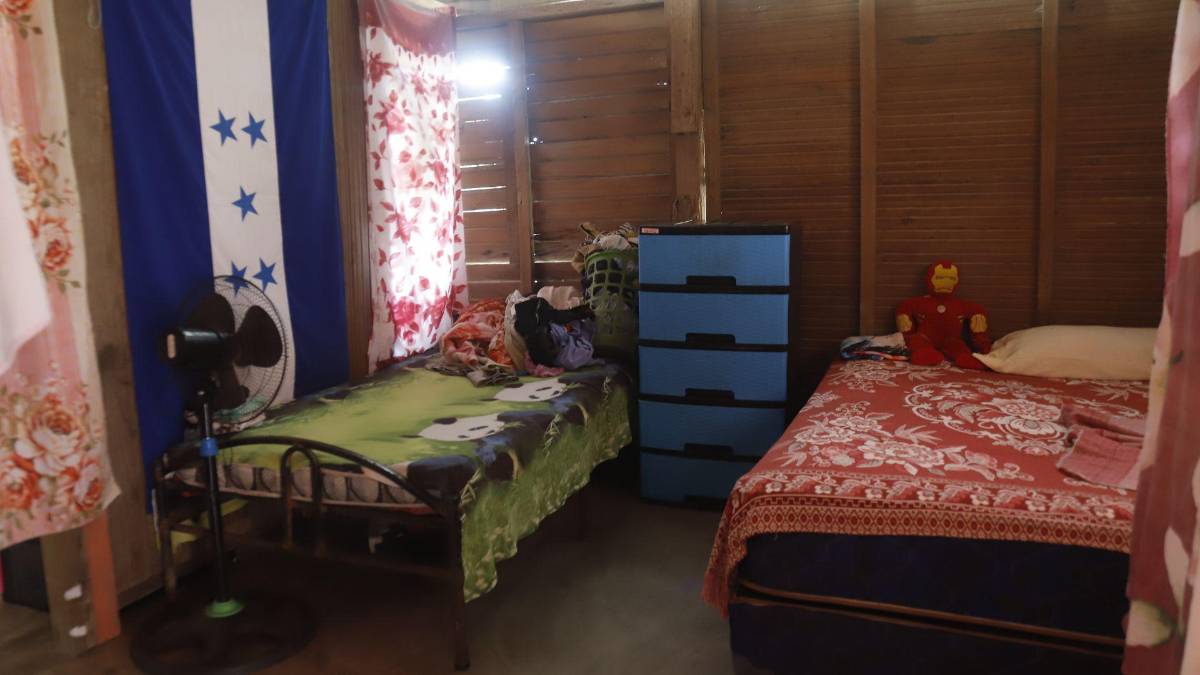 Nos damos aire con pedazos de cartón: Hondureños sin acceso a energía