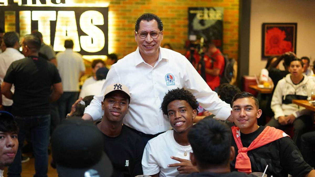 Futbolistas de Olimpia bien acompañados, furor por Elis y festejos del campeón