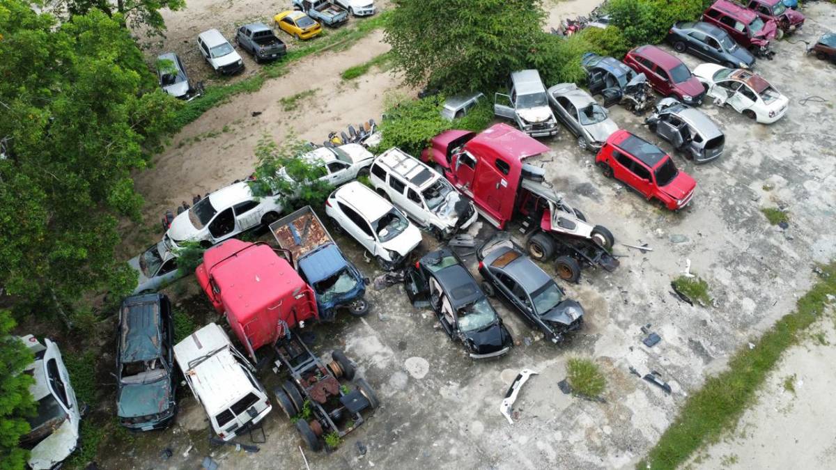 En el parqueo de la DNVT en Ticamaya están decomisados cientos de carros y motos.