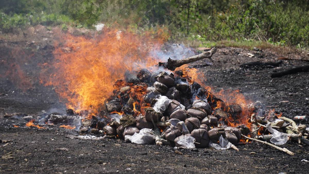 La droga prende fuego tras proceso de incineración en Tegucigalpa.