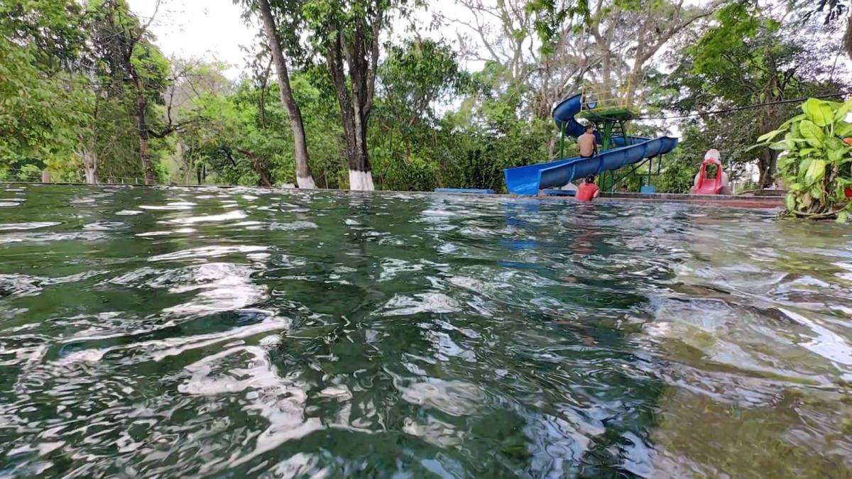 En Dolores hay un parque acuático con toboganes y su fuente de agua es natural.