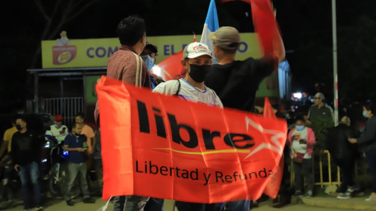 Un simpatizante de Libre celebra en una calle de la capital la captura del expresidente de Honduras, Juan Orlando Hernández.