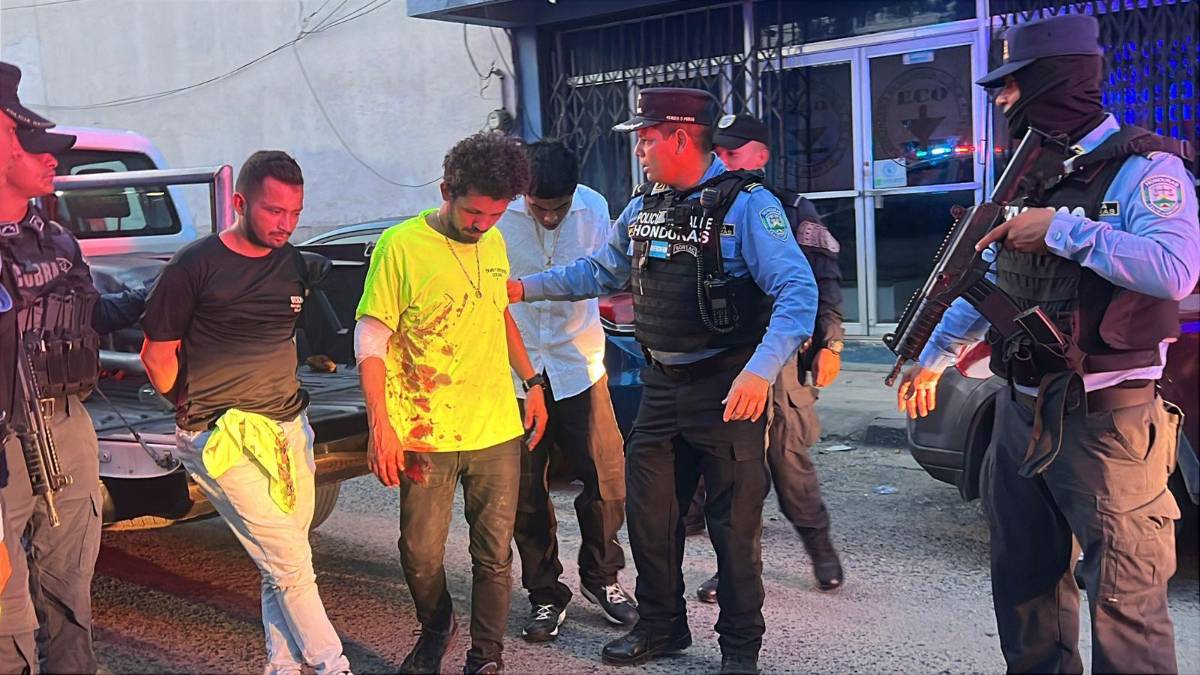Ciudadanos y policía capturan a tres hombres que asaltaban un bus en San Pedro Sula