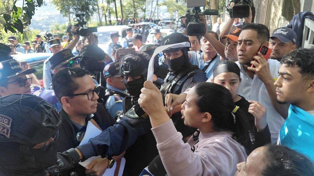 Policías llegan a desalojar a familias en La Estanzuela