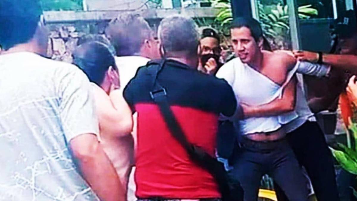 Juan Guaidó es agredido brutalmente por un grupo de supuestos chavistas