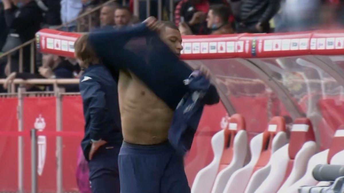 Mbappé fue reemplazado y se quitó la camiseta producto de la frustración.