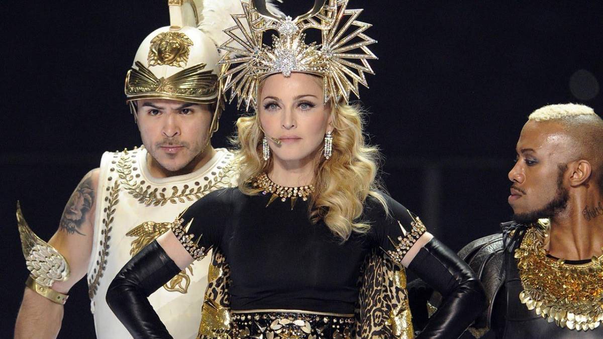 En 2012, como emperadora del Pop, Madonna se presentó vestida de Alta Costura de Givenchy para ofrecer una brillante presentación. 