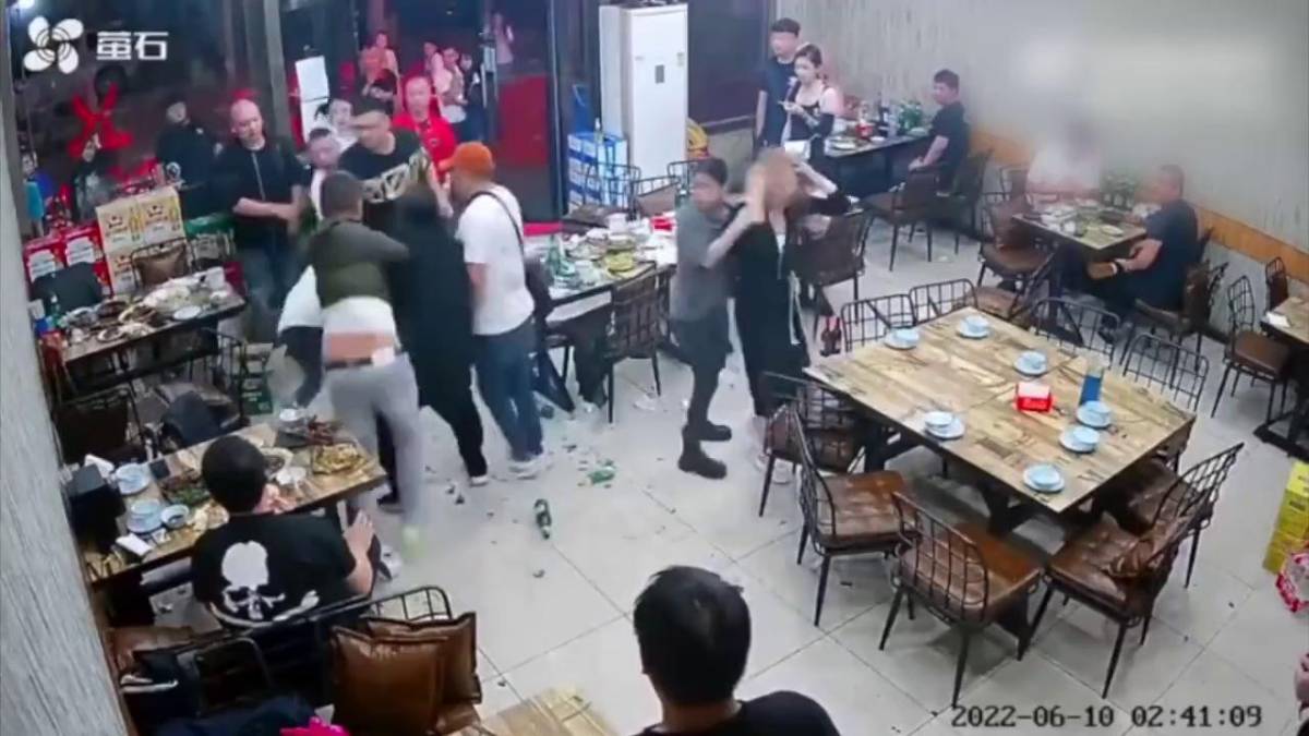 Video muestra brutal paliza a varias mujeres en restaurante de China