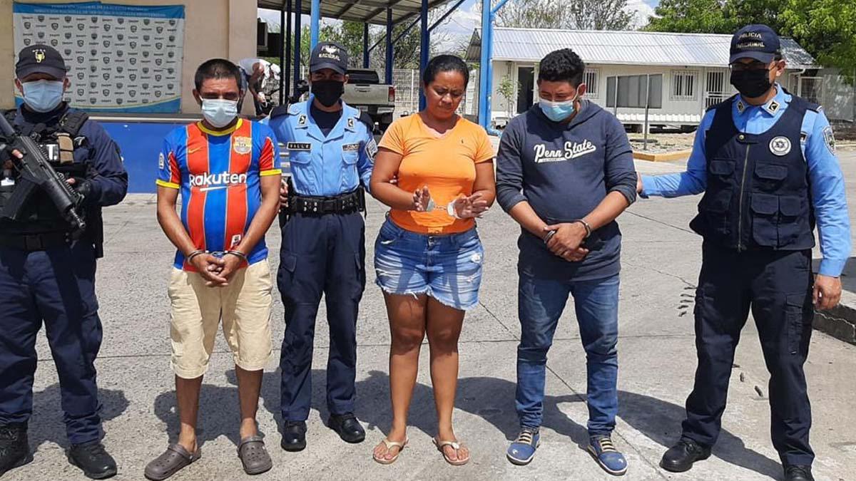 Honduras detiene a 3 personas que trasladaban a 17 cubanos con rumbo a EEUU
