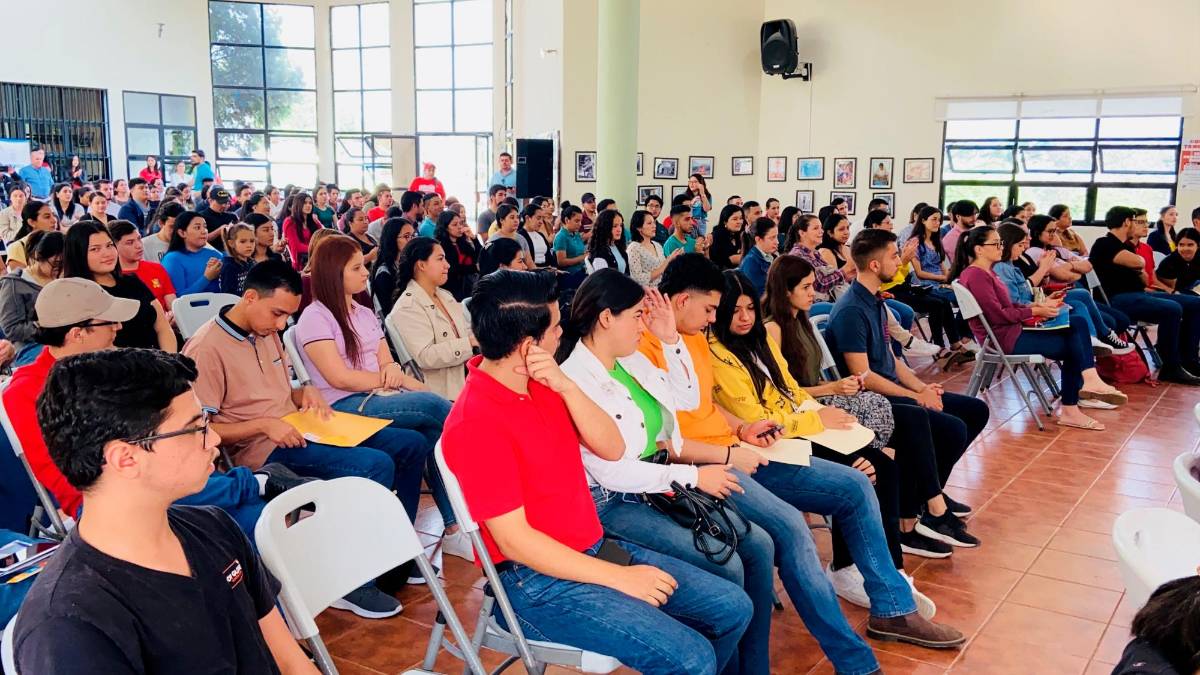 Otorgan becas a universitarios en Copán y Ocotepeque
