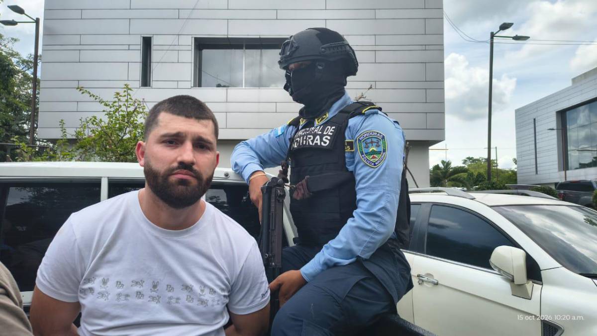 Armas, radios y dinero de extorsión: lo que decomisaron a alias “Casper” en SPS