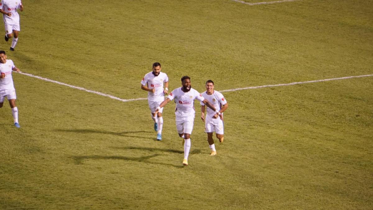 El festejo de Jorge Benguché tras su gol en el Olimpia vs Motagua.