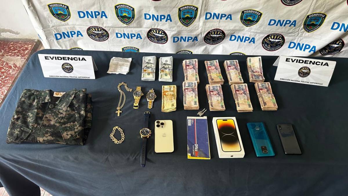 El dinero y las demás cosas decomisadas en Arena Blanca.