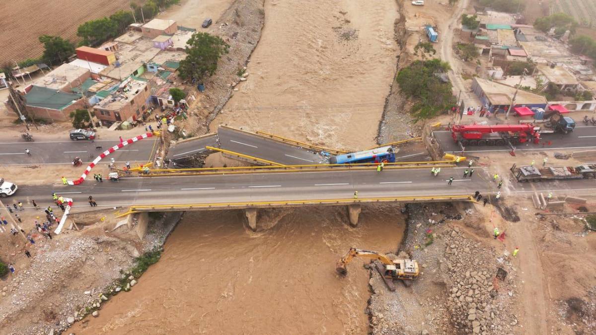 Colapso de un puente deja al menos tres fallecidos en Perú