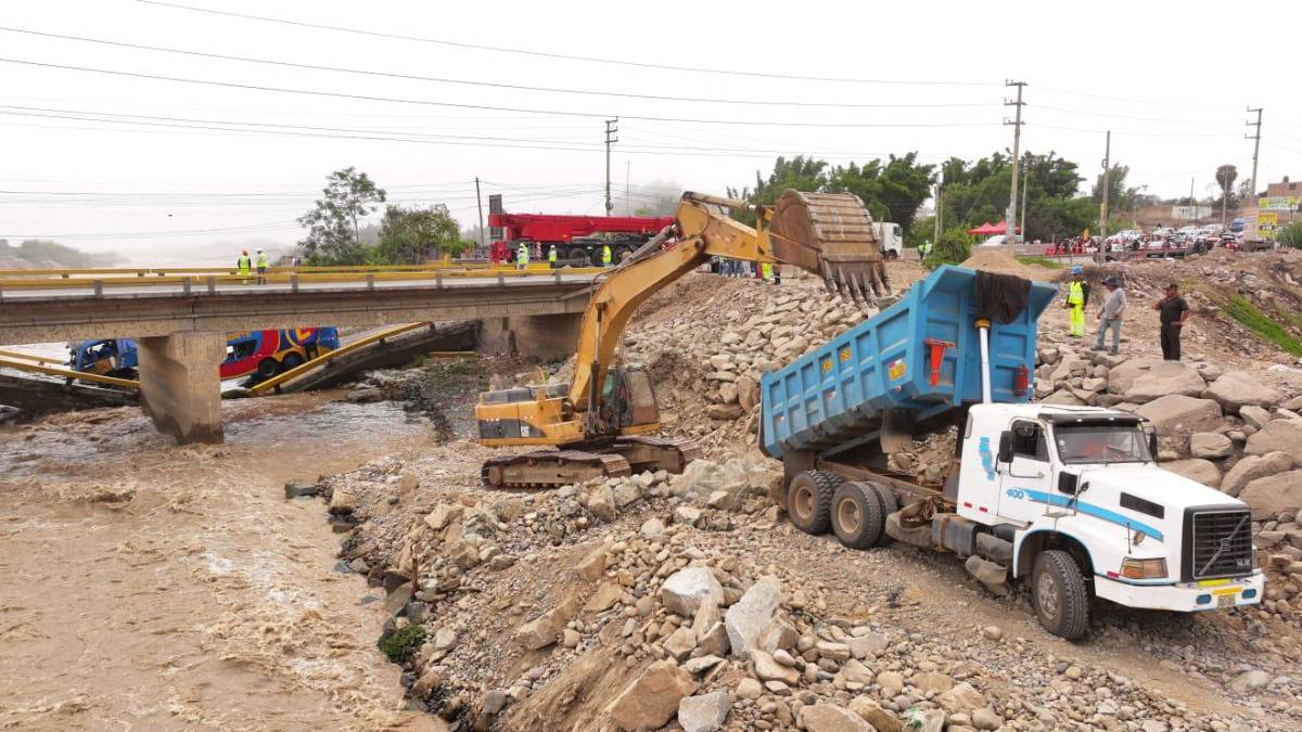 Colapso de un puente deja al menos tres fallecidos en Perú