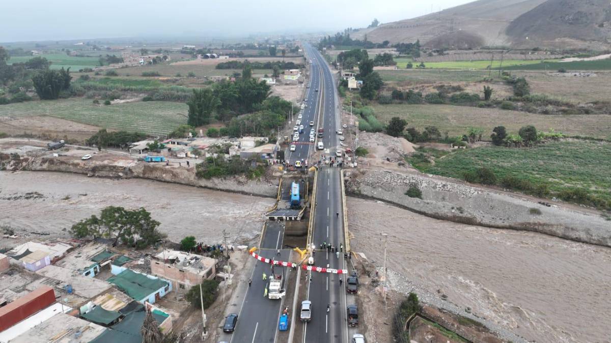 Colapso de un puente deja al menos tres fallecidos en Perú
