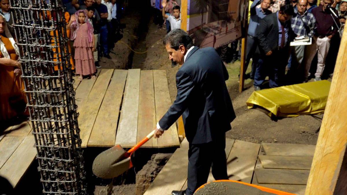 Pastor en el acto de colocación de la primera piedra.