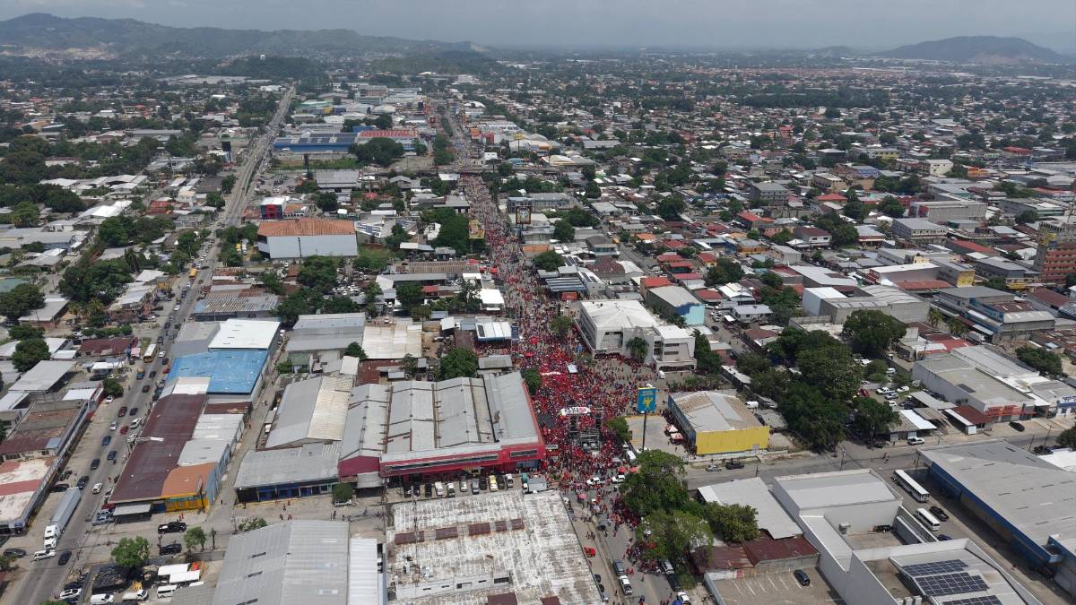 Masiva asistencia de Libre impide recorrido previsto en San Pedro Sula