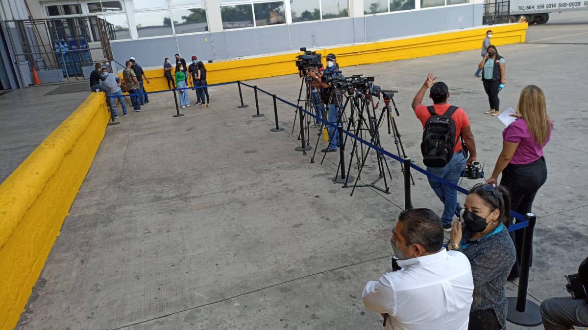 La Cancillería de Honduras hizo las gestiones para el traslado de los restos que llegará en un avión comercial, ya que el avión presidencial está en reparaciones.