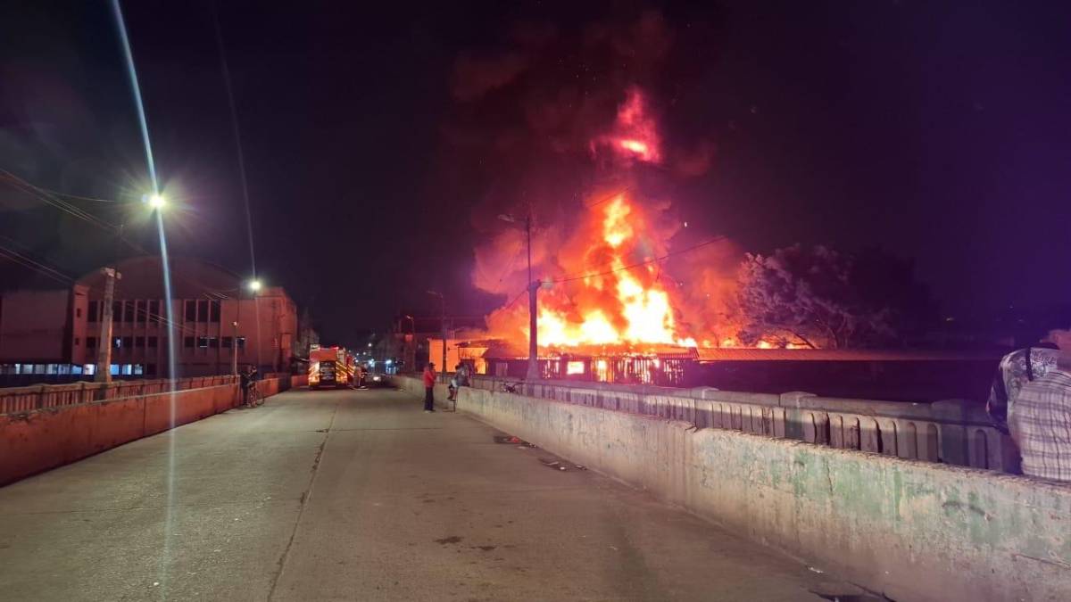 Incendio consume 50 puestos del mercado Las Américas en Comayagüela