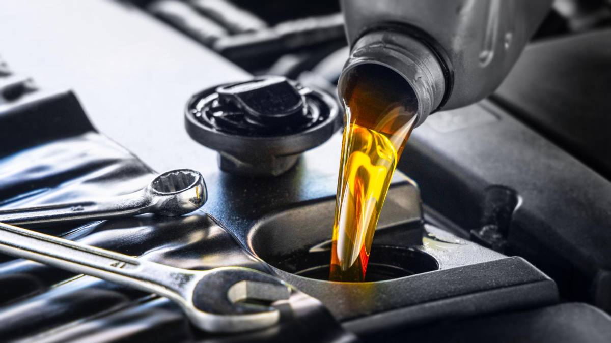Por qué y cómo debes cuidar el aceite del motor de tu auto
