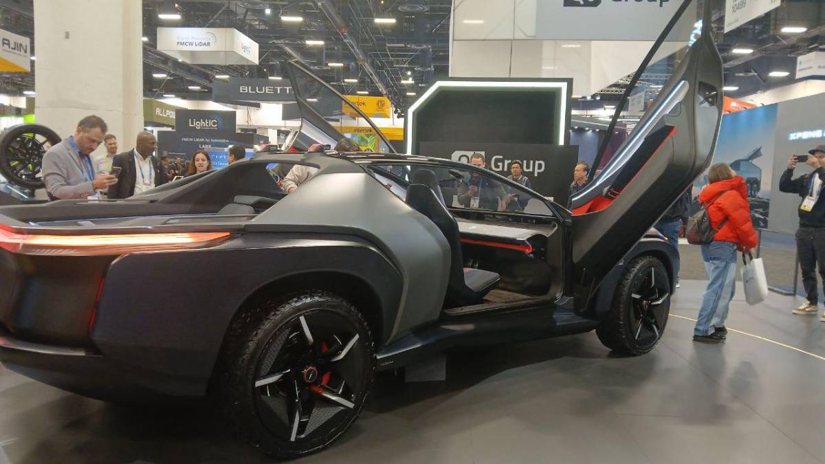 Periodistas, ejecutivos, amantes de la tecnología y otro curiosos se acercaron al stand de Elaphe para admirar el vehículo que tiene un motor Sonic.1 en sus ruedas delanteras.