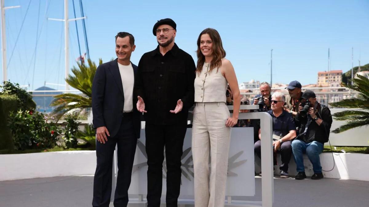 ¡Guapísimo! John Travolta impacta con su aspecto rejuvenecido en Cannes