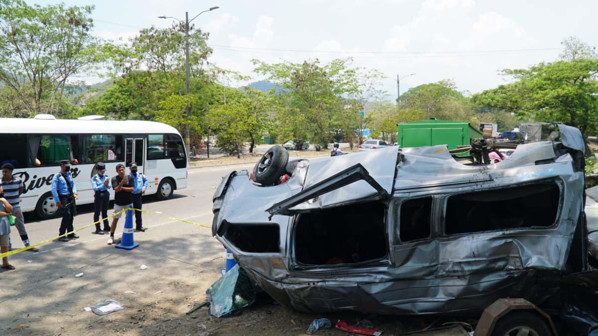 El accidente se produjo en el sector Dos Caminos del municipio de Villanueva, hasta donde llegaron ambulancias del Cuerpo de Bomberos de Honduras para trasladar a los heridos a un hospital de la zona, según un informe de la Policía hondureña.
