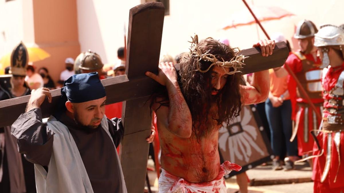 Hondureños reviven la pasión de Cristo con el Viacrucis tras dos años de pandemia