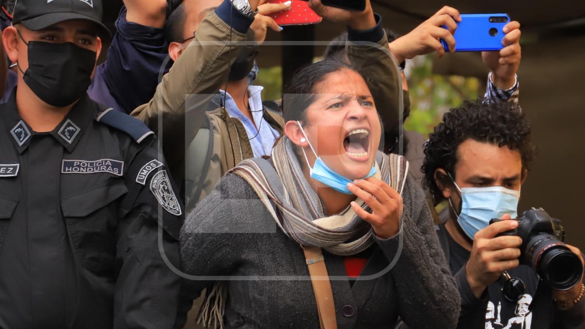 “No es un momento fácil, a nadie se lo deseo, pero también el propósito de este mensaje es que la Policía Nacional, a través de mis apoderados, ha recibido ya el mensaje que estoy presto y listo para colaborar y llegar voluntariamente con su acompañamiento en el momento que el juez natural que designe la honorable Corte Suprema de Justicia así lo decida, para poder enfrentar esta situación y defenderme”, expresó Hernández en un audio difundido en Twitter.