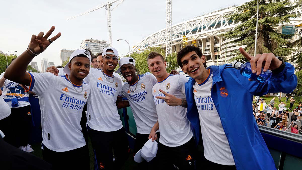 Rodrygo, Militao, Vinicius, Toni Kroos y Jesús Vallejo en la celebración del Real Madrid tras ganar la Liga Española.