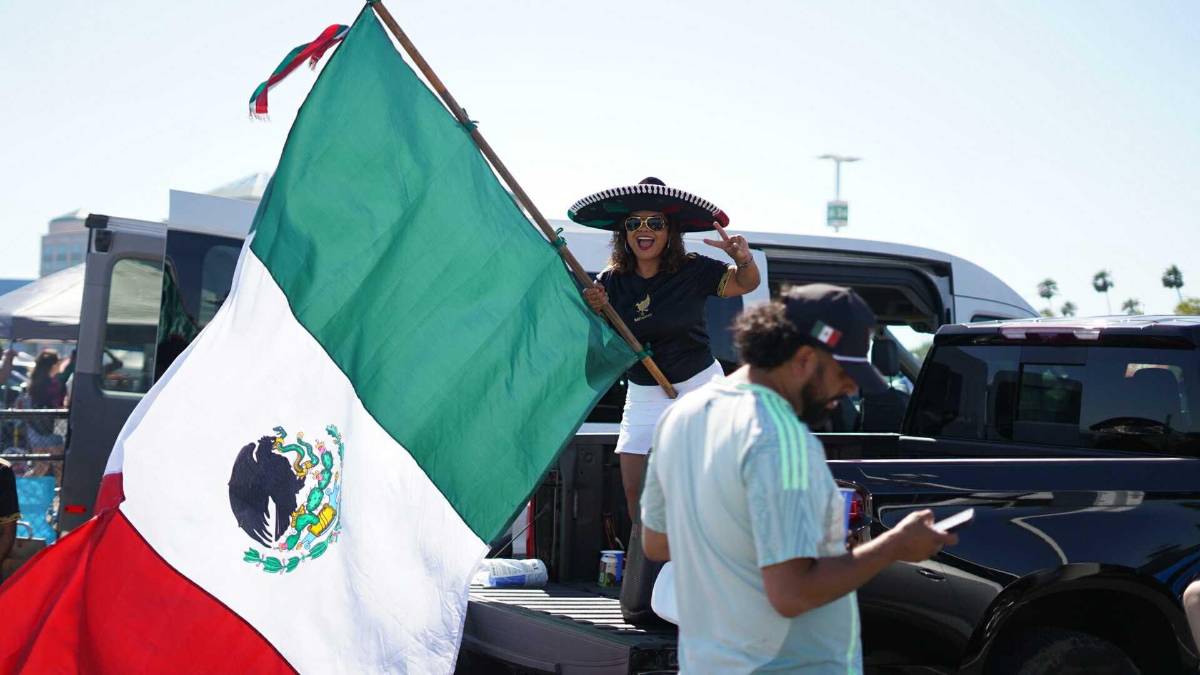 La Megan Fox catracha cautiva y lindas chicas en México vs Honduras