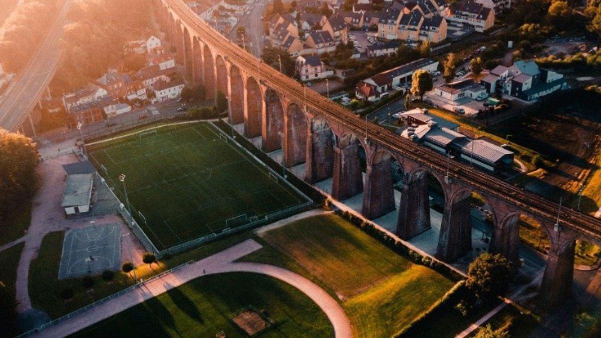 El estadio Barentin (situado en el norte de Francia) está rodeado por calles de la ciudad y pegado a una obra arquitectónica en altura para el paso del tren. Los locales se las arreglaron para crear este maravilloso estadio de fútbol, que cobra mayor significancia con la toma área de las fotografía. 