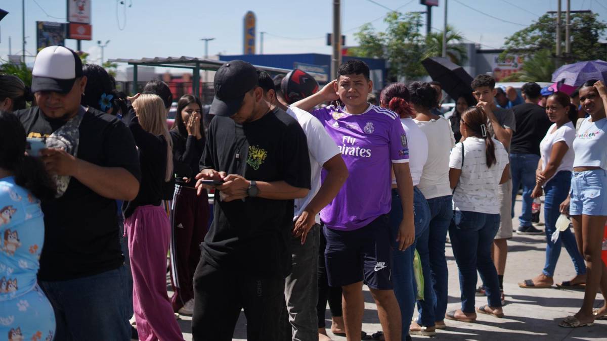 Sampedranos hacen largas filas para boletos del juego de tiktokers Honduras vs El Salvador