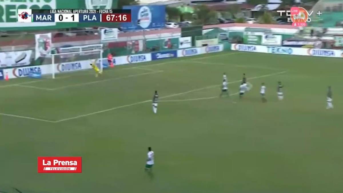 Cristian Cálix sacó un zapatazo desde varios metros y el balón se metió a la portería.