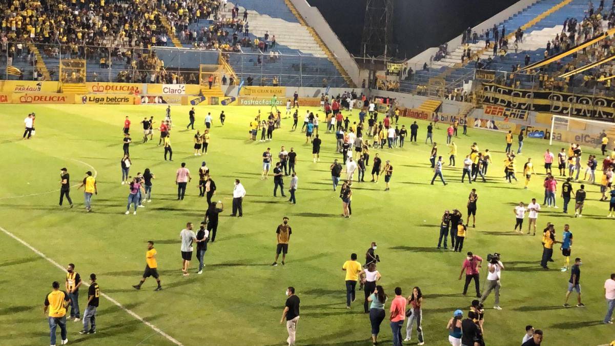 Un verdadero caos se vivió en el estadio Morazán en el clásico Real España vs Marathón.