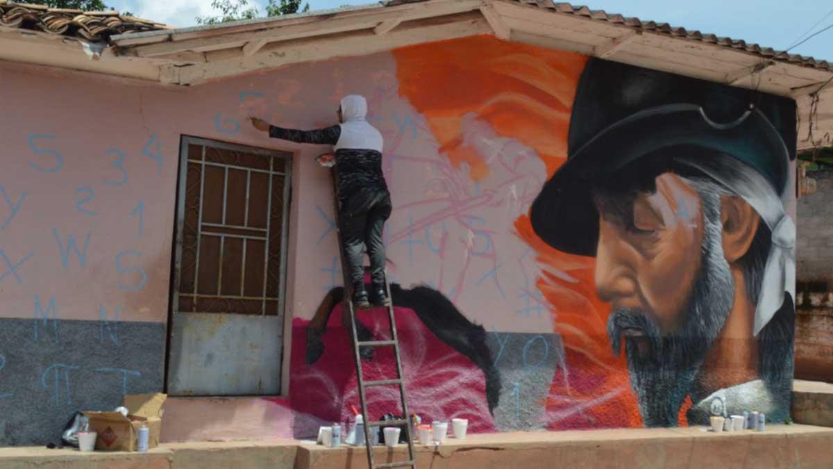 Artistas de 12 países comenzaron a esculpir sus obras en las paredes de las calles principales del municipio de Arada, Santa Bárbara.