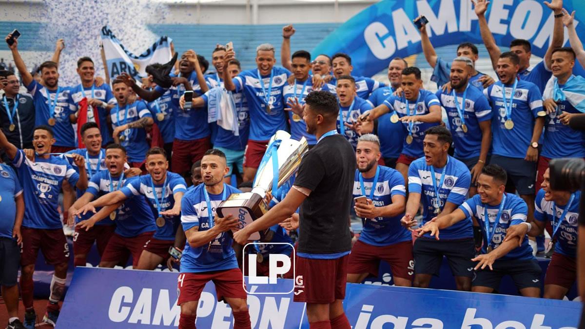 El capitán motagüense Marcelo Pereira tuvo un gran gesto y cedió a su compañero Omar Elvir la oportunidad de levantar la Copa.