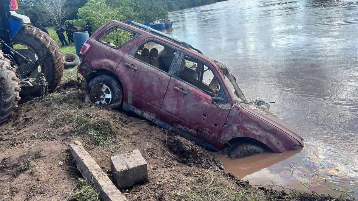 Buzos hallan carro de uno de los 12 desaparecidos en Baracoa