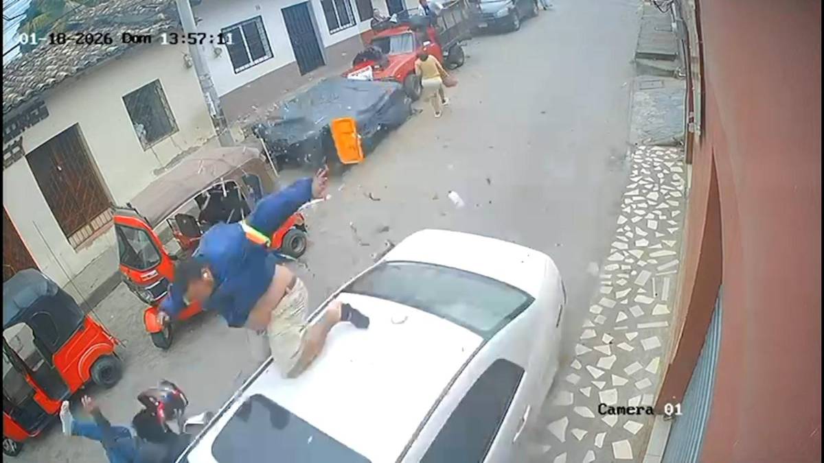 Imágenes del accidente en que un vehículo arrolla a peatones y motociclistas