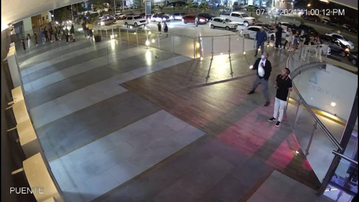 Desplome de una terraza deja dos muertos y quince heridos en plaza comercial de México