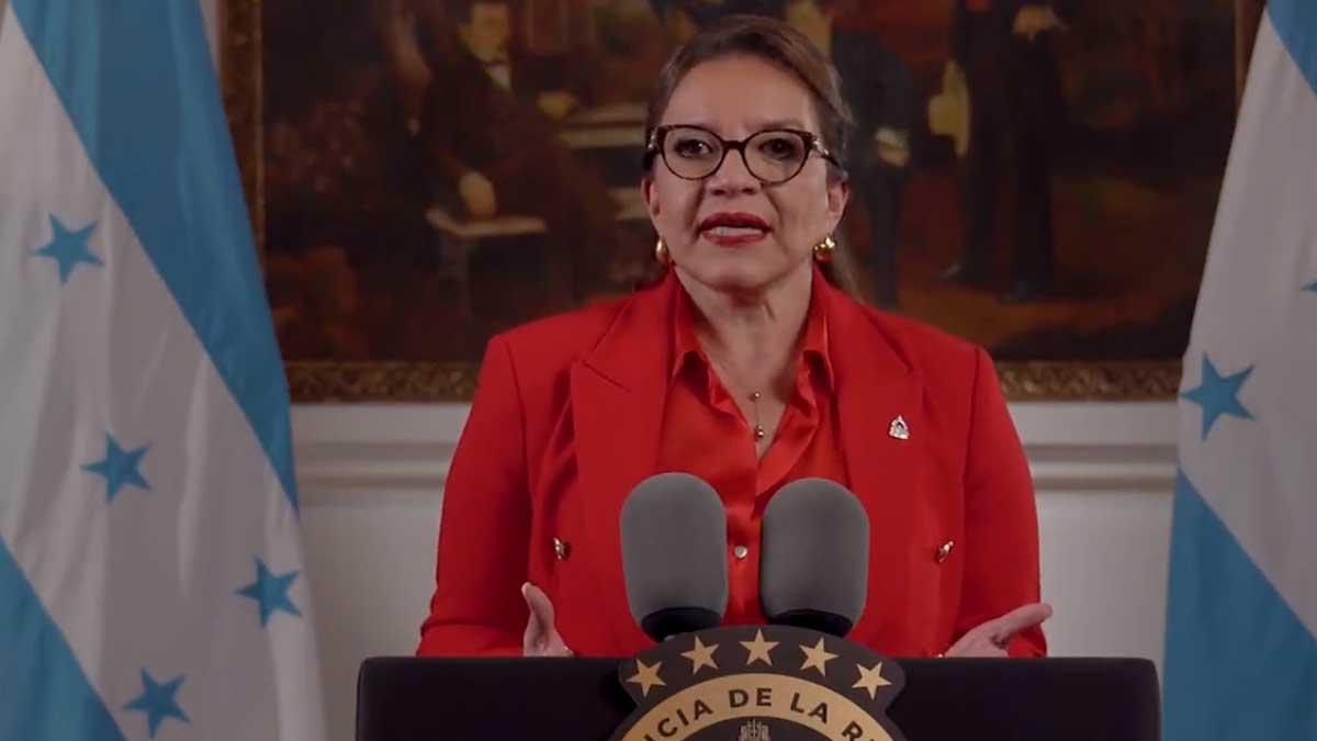 Xiomara Castro felicita a Gustavo Petro por ganar Presidencia colombiana