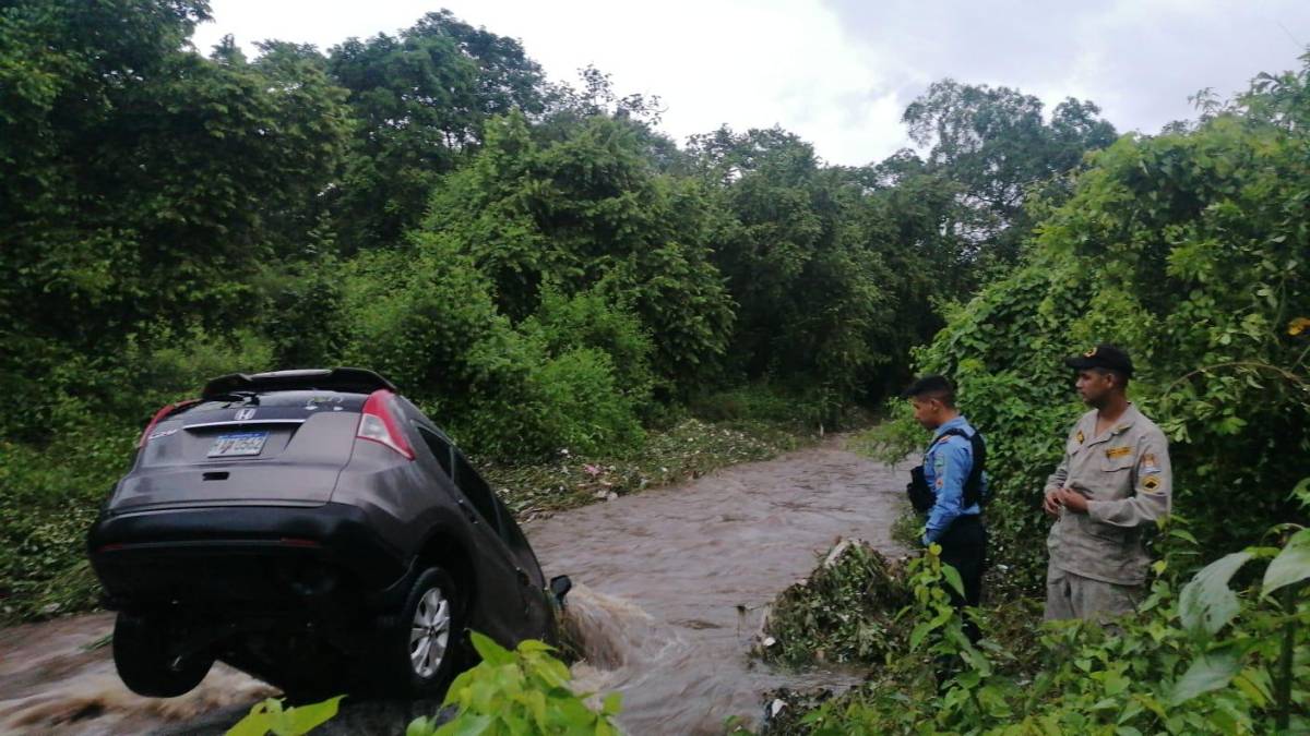 Camioneta cae en afluente en El Zapotal en San Pedro Sula