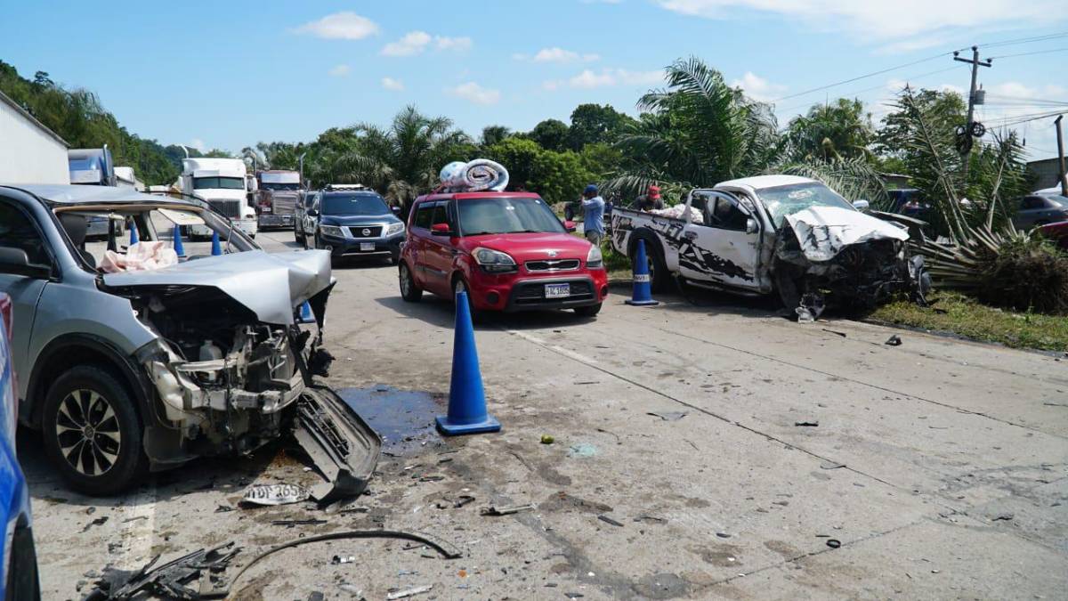 El pick up y la camioneta quedaron destruidas de la parte frontal.
