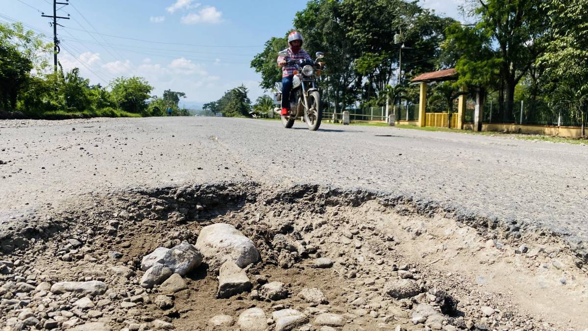 Un enorme bache que abarca casi todo un carril a la altura del desvío a Protección, Santa Barbara.