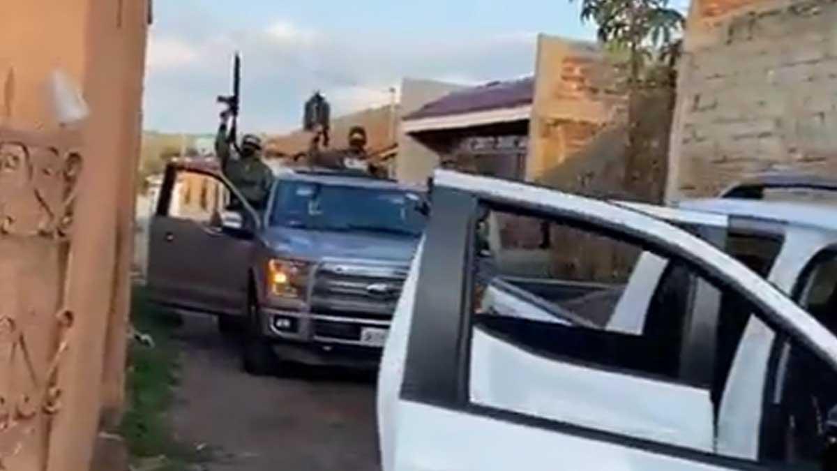 El video fue grabado sobre la Calle Hidalgo, en el poblado de El Volantín, en la Región Sureste de Jalisco, a unos kilómetros de la frontera con el estado de Michoacán.