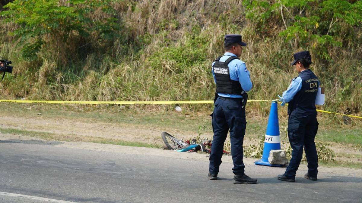 Escena del trágico accidente en donde fue atropellado un empleado de una gasolinera en el bulevar del este de San Pedro Sula.